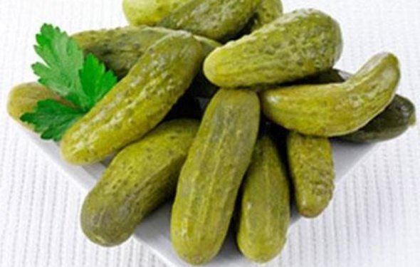 Соленые огурцы в банках