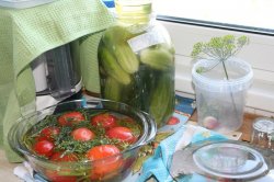 Заготовки на зиму из различных овощей-Соленые огурцы и соленые помидоры